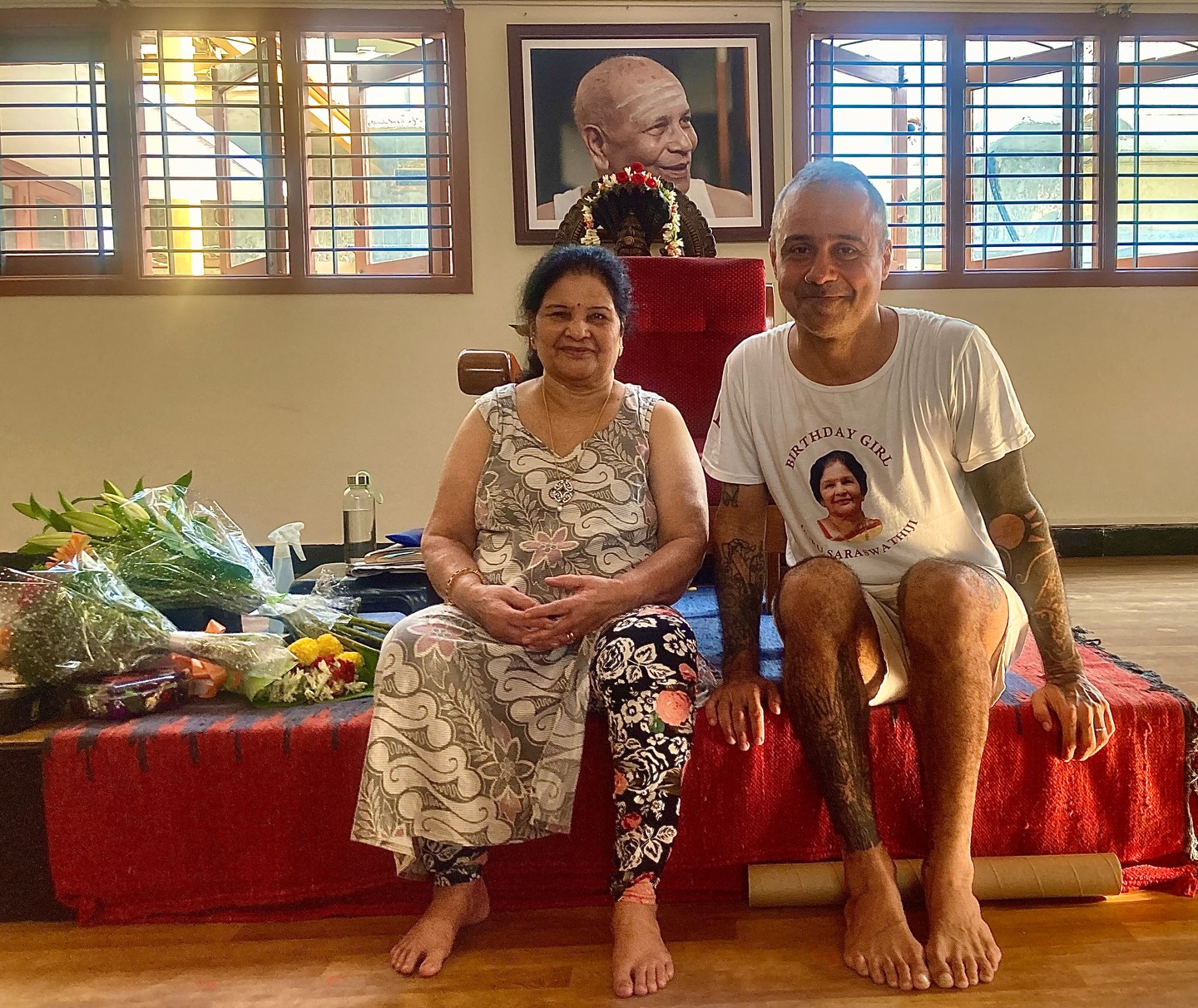 Marcelo Holanda com Saraswathi Jois, sua professora, na Índia