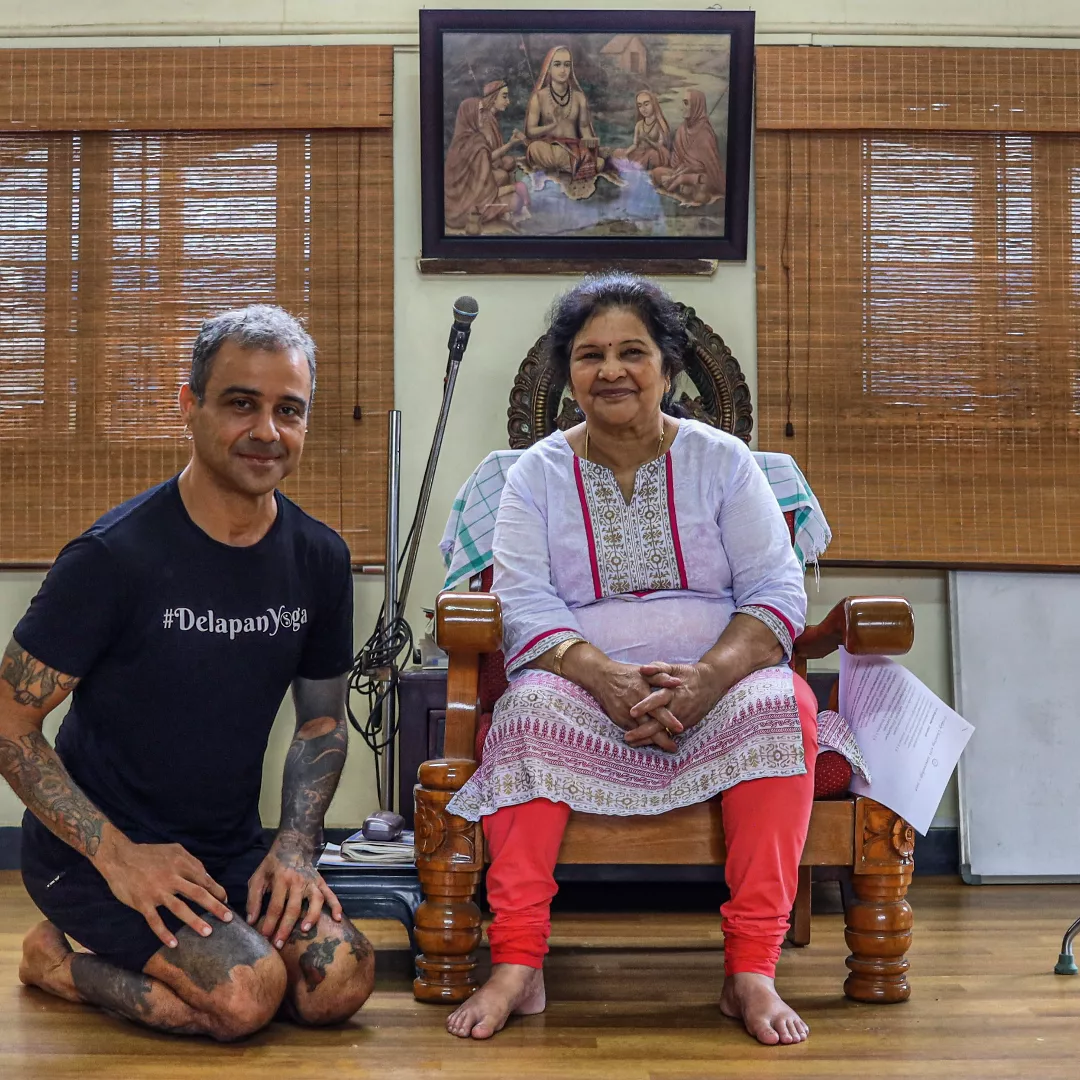 Marcelo Holanda com Saraswathi Jois, transmissão tradicional do Ashtanga Yoga em Mysore, Índia